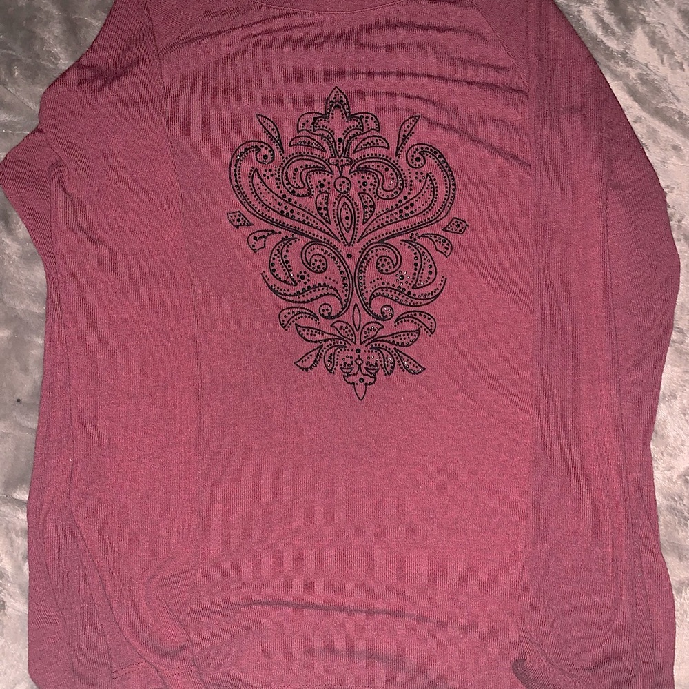 Women top light tread sweater with black diamond appliqué